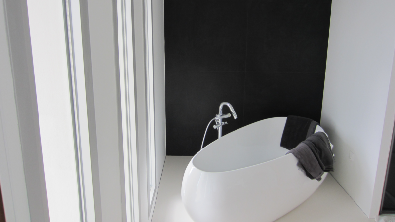 b salle de bain design épuré baignoire ilot